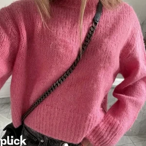 rosa stickad tröja - Superfin rosa stickad tröja ifrån hm 😊 super fint material i alpacka/wool blend och den e knappt använd av mig så det e väldigt bra skick! Första bilden e lånad så skulle säga att den jag säljer sitter lite mer oversized. Lagt bud är lagt! ❤️‍🔥