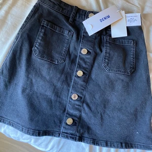 Kjol - Säljer denna supergulliga kjol som tyvärr aldrig kommit till användning. Aldrig använt och helt som ny, prislappen kvar.