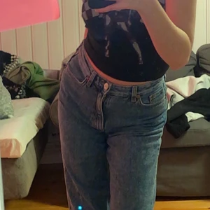 taiki jeans - högmidjade jeans från monki i modellen taiki! bra skick‼️ säljer då de är lite för korta på mig som är 166cm :-) skriv privat för mått eller fler bilder!