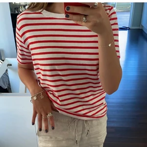 Randig t-shirt  - Super söt randig t-shirt, knappt använd💕 lånad bild, skriv privat vid frågor eller fler bilder!