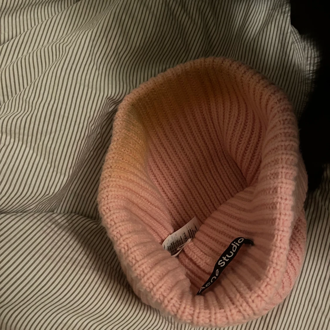 Rosa acne mössa - 91