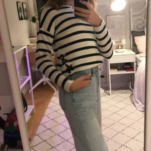 Sweatshirt  - Stickad mysig sweatshirt som är mysig att ha på vintern. Tyvärr lite liten för mig nu så jag säljer den här. Den är i ett underbart material och i jättebra skick utan fläckar eller hål. Randigt mönster i blått och vitt