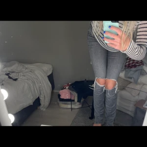 Gråa jeans - Gråa zara jeans med slits och hål