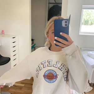  Sweatshirt  - Säljer min supercoola svart sweatshirt I från GinaTrico kommer dock inte till användning längre tyvärr inga fläckar men använd några gånger Den är i storlek xs men passar även S eftersom den är lite stor i storleken 
