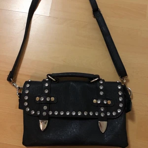 Väska  - Jättefin väska som är väldigt gammal och inte använts mycket alls. Bredden skulle jag säga är om en linjal på 30cm så man får plats med hyfsat mycket. 