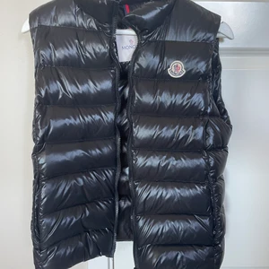 Moncler väst - Intressekoll på min älskade moncler väst. Köpte förra året men bara använd fåtal gånger. Den är som ny! Nypris 5600kr och säljer för 4000kr. Storlek S men passar både M och XS också! ( KAN GÅ NER I PRIS VID SNABBT KÖP)