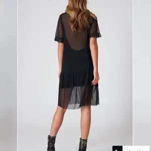 Sjukt snygg mesh klänning från Qontrast x Na-kd helt slutsåld på hemsidan. Endast använd 1 gång så i nyskick 🥰 Köpte för 349kr men säljer för 149kr ❤️‍🔥 Köparen står för frakten :) 
