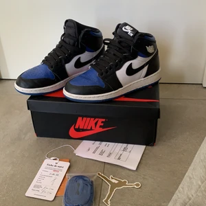 Jordans high royal toe - Inköpta på Vestiaire Collective förra vintern och mycket sparsamt använda sedan dess, väldigt bra skick, finns kvitto från förra ägaren, orginalbox, snören m.m samt äkthetscertifikat från Vestiaire, kan skicka fler bilder! inköpta för 3480kr och säljer för 2995