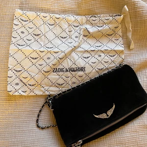 Zadig Voltaire väska  - En jätte fin Zadig väska bra skick har andvänts ett bar gånger Super fin🤩💓