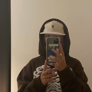 Hoodie - brun med skelett - Brun hoodie med skelett-tryck!🤎 rätt stor i storlek/skulle säga att det är mens size. ALDRIG ANVÄND! Köparen står för frakten!