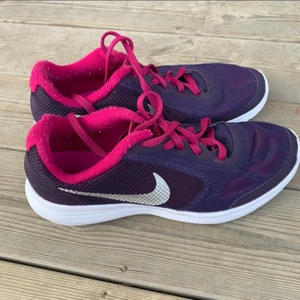 Nike skor - Nya Nike skor som funkar när man tränar men oxå som vardags skor 