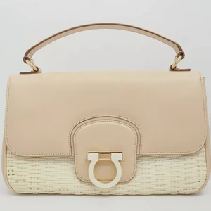 Salvatore Ferragamo Braiding Gold Fittin - Salvatore Ferragamo Braiding Gold Fittings Gancini Dy-21 C477 Women 'S Handbag  returns or refunds for personal reasons such as the size does not fit or the image is different. If you are worried, please feel free to contact us.-------------------------Payment-------------------------We accept PayPal or Credit card, Apple,Google pay.-------------------------International Shipping-------------------------Your order will be dispatched to you within 10 business days from the date of payment.