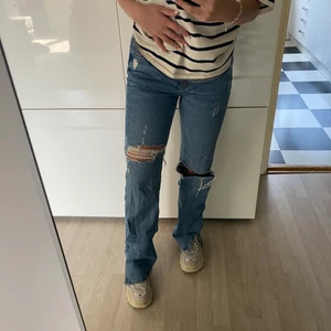 Pull & bear jeans - Säljer dessa pull&bear i storlek 36 som är midwaist. De är raka med slit där nere men de är uppsydda men passar mig bra som är 171 cm lång. De är i gott skick och sitter väldigt snyggt på💖