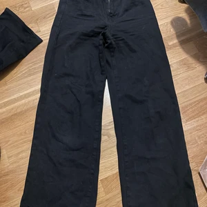 Gina jeans storlek 36 - Jeans från Gina, använd några gånger och säljes då dom inte längre passar på mig. Utsvängda ben och ganska hög midja. Köpt för 600kr💕