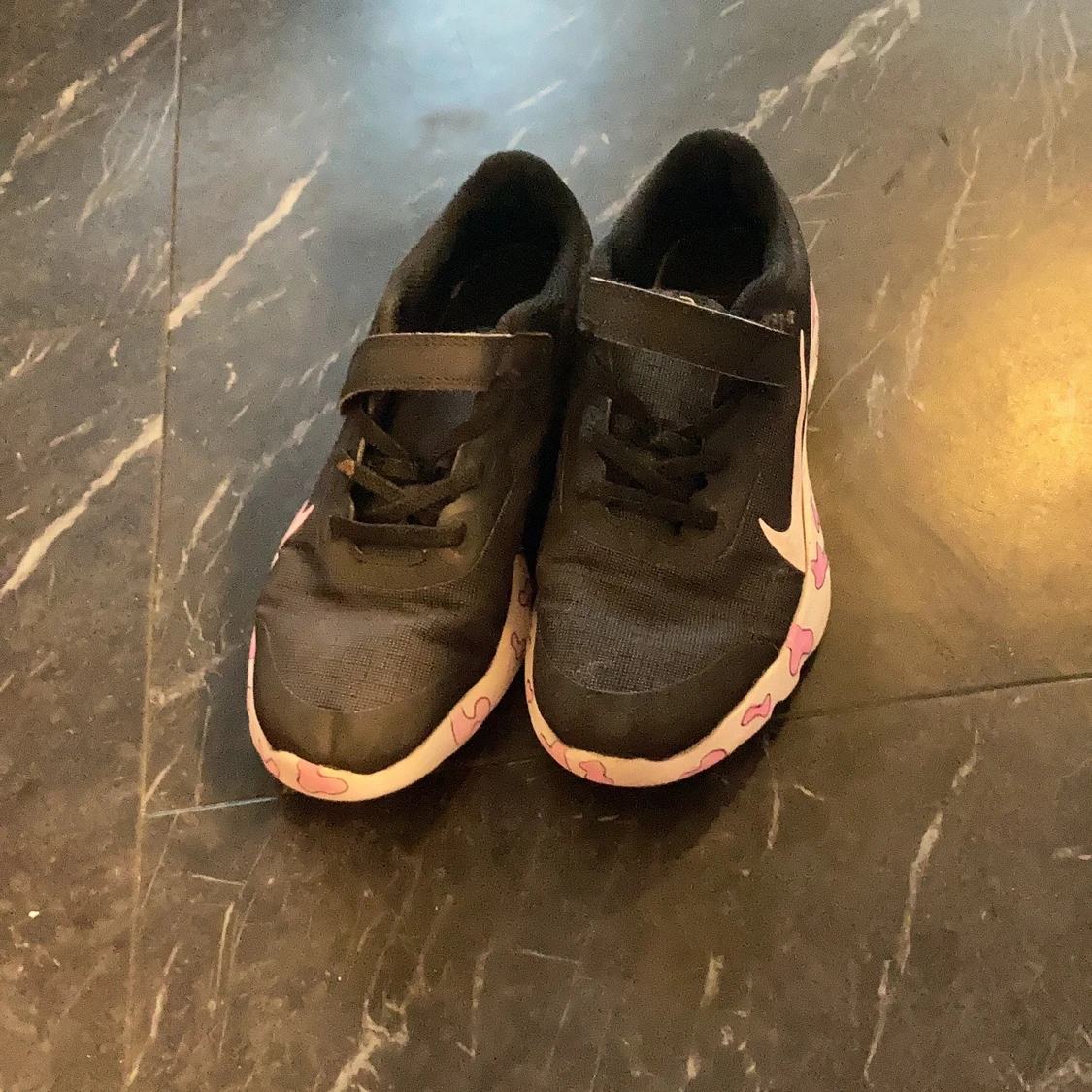 Ett par Nike skor med ko mönster  - 90