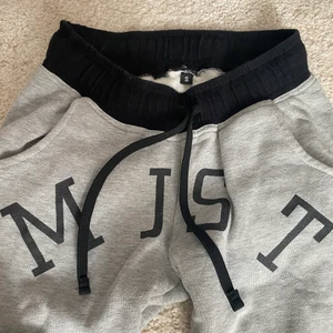 mjukis med stjärnor - Säljer ett par mjukis med stjärnor på knäna, storlek s😍 vet inte vad märket är då de är köpta i polen