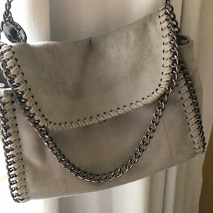 Stella McCartney liknande väska - Säljer min superfina Stella McCartney LIKNANDE väska❤️ NYSKICK, använd 1 gång! Hör av er i PM vid frågor, buda i kommentarerna💕 seriös budgivning, budgivningen är bindande