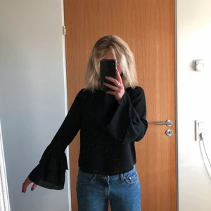 Blus  - Svart fintröja som inte är min stil längre, men den är i bra skick och hade varit fin på någon med den stilen. Liten detalj i halsen som man ser på andra bilden. 