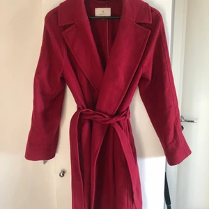 Gant kappa vinröd - Två år gammal kappa, är som ny. Köpt för 3999kr, storlek xs men passar även s. Om de ej blir för lång frakt så bjuder jag på den🙂