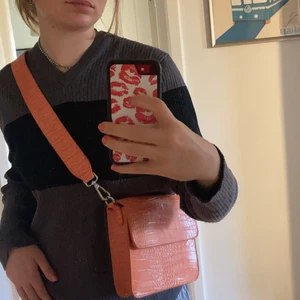 Orange axelremsväska från HVISK - Köpt för 750kr, använd men väldigt bra skick!