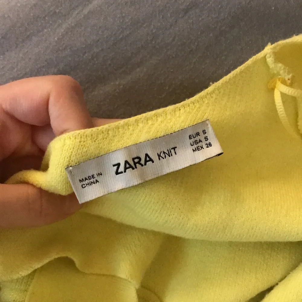 Jättefin gul och så skön tröja från Zara (köptes på Zara i spanien för flera år sen) med detaljer i ryggen! Går att knyta om så som man vill ha det. Endast använd ca 2 gånger och haft den i x antal år så går inte att köpa längre! Lite svårt att få till färgen på bilderna men tror den sista förklarar bäst. Sjukt snygg när man är solbränd också;) Storlek S men den är ganska lös och stor, dock mysigt! 💘💞 Inte helt bestämd på priset men bara att höra av sig . Tröjor & Koftor.