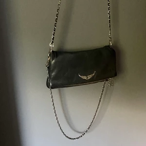 Zadig väska! - Intressekoll! Supersnygg zadig väska i den stora modellen. Både långa och korta bandet samt dustbag medföljer. Kunden betalar frakt. Kontakta mig privat för att buda❤️. 