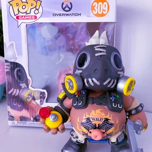 Roadhog pop figur - Säljer min roadhog pop figur då jag inte har platts för den! Köptes på gamestop och såvida jag har märkt går det inte att köpa den i Sverige. Inga skador eller defekter. Dock saknas ena plast biten som håller figuren på platts inuti lådan. Köparen står för frakt som ligger på 66kr. 