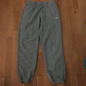 grå nike mjukisar - perfekta nike mjukisar! står m men passar även s eftersom de är justerbara i midjan