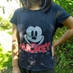 Musse Pigg-tröja - Grå Musse Pigg-tshirt som jag växt ur:) den har ett pyttelitet hål som man ser på andra bilden, men knappt i verkligheten. Skriv för fler bilder<3