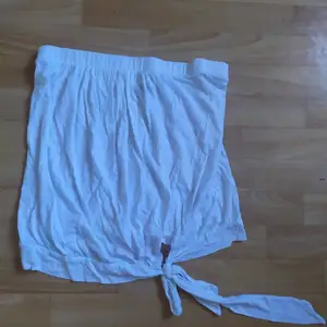 Superfin kjol som även kan användas som tubtopp. Passar s-M då den är lite ballongig med stretch.