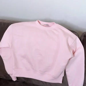 Chiquelle tröja  - Chiquelle tröja, älskar denna men har två likadana och väljer därför att sälja en. Denna är använda en gång. Fick tröjan för några månader sedan och vet inte vad nypriset är. Jag säljer den för 120 kr. Bra skick och härlig kvalitet. Storleken är XS men känns som medium. Lite kortare vid midjan än andra tröjor, tycker det är ascoolt! 