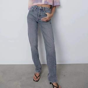 mina super snygga midrise jeans från Zara i storlek 34 slutsålda på hemsidan, säljer pga att de inte kommer till användning! Säljer endast vi bra bud, utrops pris 150kr❤️