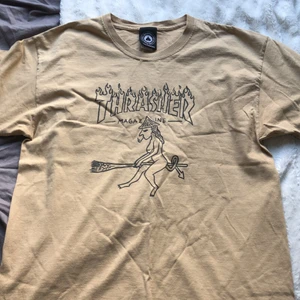 Trasher - Säljer min Thrasher t-shirt. Använd 2-3 gånger som Max. Säljer pga att jag inte gillar färgen på den. Som ny. Priset går att diskutera vid snabbt köp.