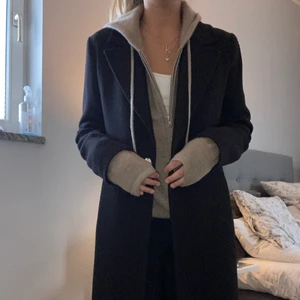 Svart lång kappa - Skitsnygg lång svart kappa från HM i storlek 34! Perfekt jacka till hösten, bra skick. 300kr buda i kommentarerna.❤️ köparen står för frakt 