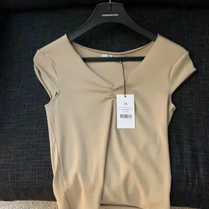 Beige t shirt - 120kr plus frakt, xs