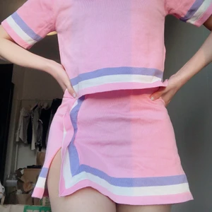 💖 rosa two piece set 💖 - säljer för kommer bokstavligen aldrig till användning. supersött rosa set! topp/kjol för 35kr, båda för 65kr 💖 obs! kjolen är väldigt kort 😳😳