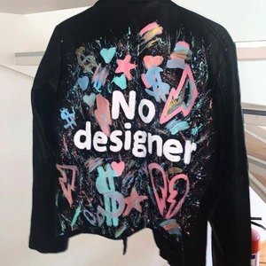 Skitsnygg skinnjacka!<3 - Säljer min skitsnygga skinnjacka från ByEmilija. Strl 40. Jag är ungefärligen en storlek 40 och är 182  så den sitter relativt normalt på mig, alltså ganska tajt då det inte är en oversized modell men sitter nog sjukt snyggt oversized på någon som har mindre storlek och är kortare💗Jättefint skick. Nypris runt 500 kr. Bud från 300. Första bilden är från hennes instagram så den ser ungefärligen ut så