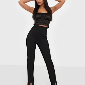 Byxor - Säljer mina byxor som är jätte fina men dom är för stora på mig. Köpt dom på Plick innan. Jätte fina och passar bra i min längd 163cm.