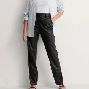 Raka skinnbyxor - Pu skinnbyxor från nakd i storlek 36! Använda en gång