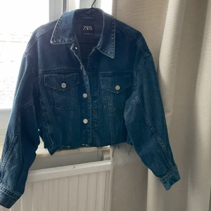 Kort jacka från Zara - Använd en gång, oversize kort jacka mörkblå/mörkgrå färg väldigt snygg på passar allt 