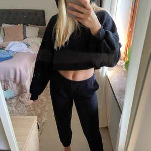 Mjukis set - Svart mjukis set från Gina. Kort hoodie och matchande mjukisbyxor. Hoodie storlek S, byxor storlek XS. 