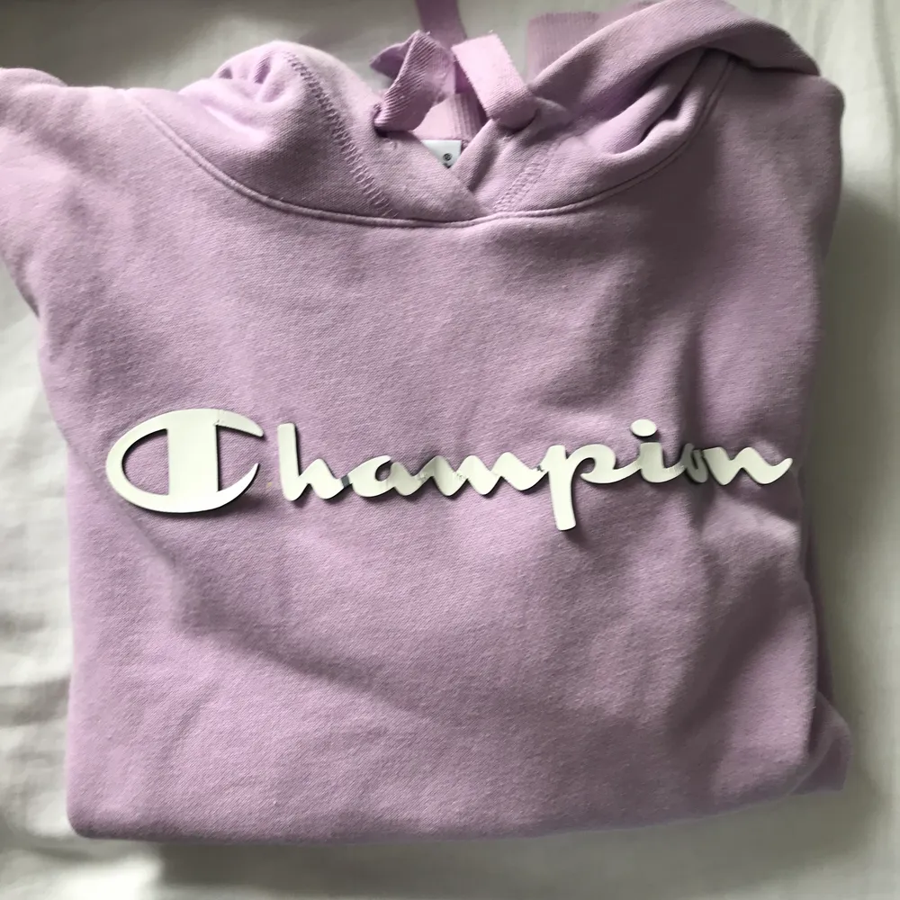 Hoodie från Champion som är ljuslila (se bild 2) med en fin passform. Strl Medium. Som ny då jag endast använt den 2-3 gånger . Hoodies.