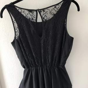 Superfin svart klänning med spets på ryggen som mindre på första bilden. Stl 158. Köparen står för frakt.