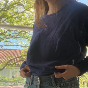 Marinblå tjocktröja - En marinblå tjocktröja med vita sömmar. Köpt från bikbok förra året. Storlek S. Frakt ingår inte i priset
