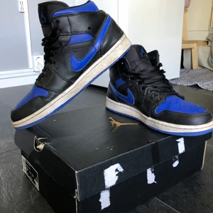 Air jordan 1 mid hyper royal - Säljer nu mina jordans, jag kan också tänka mig byte så ge förslag ;)