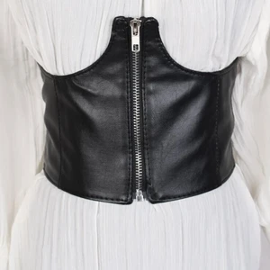 Svart corset - En vanlig svart corset som går att använda till linnen,klänningar och crop tops.Den är till för alla storlekar men bara inte något jag använder så aldrig använd.