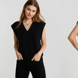 Fin stickad väst från Gina Tricot - Stickad väst endast använd 3-4 gånger. Köpt på Gina tricot och väldigt bra skick. Storlek M