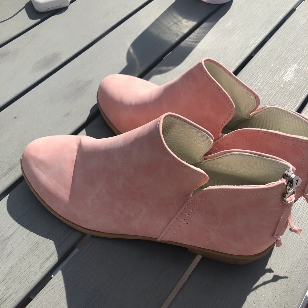 Rosa skor i läder. Jättefina till sommaren och en klänning❤️ storlek 41 men väldigt små i storleken så typ 39-40.. Skor.
