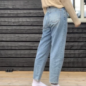 Mom jeans från Gina tricot - Säljer nu mina mom jeans från Gina tricot i storlek 38. Jeansen har slitningsdetaljer, se bild 3. Sjukt snygga till sommaren men säljer då jag tycker att dom blivit stora på mig🥺💓 Jag är ca 170cm lång med väldigt långa ben, det är jag på bilderna