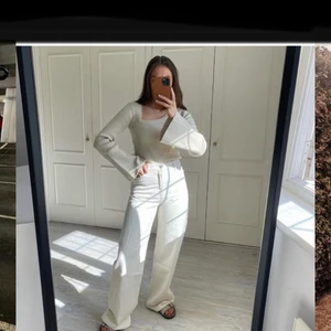 Weekday jeans beige - Storlek 32/30. Helt nya/nyskick med prislapp på! ☺️ Aldrig använda för att de var för stora. Org. Pris: 500kr. 💘 Från Weekday. Du står för frakt. 🚚 Priset kan diskuteras!! Meddela om du vill ha fler bilder. 🥳 De ser vita ut men är beiga!! Jag tog bilden med blixt. Kan betalas med Swish. De är slutsålda överallt!!!